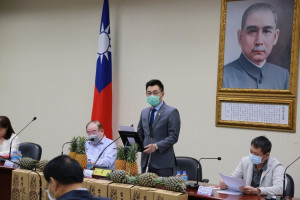 針對各地近日頻傳民眾領武肺紓困卻碰壁的情況，國民黨主席江啟臣表示，要終結紓困亂象，就是排富普發現金。（圖／國民黨）
