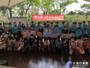 南投縣以祖孫共學活動為社區長輩賀節。（記者扶小萍攝）