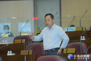 ▲市議員吳嘉和質詢中壢後站的水患要解決，要將滯洪池移向東邊溜池，能容納更多雨水。（圖／桃園市議會提供）

