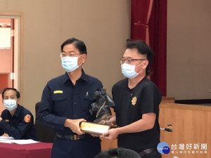 南投縣警局長陳木樹頒獎予張登貴。（張登貴提供）