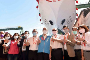 高雄市長韓國瑜7日前往旗津參加發大財漁業公司首艘新造秋刀魷釣漁船「發大財號」下船典禮，與漁業界大老一同上香祈福平安順利。（圖／高雄市府）