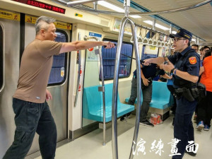 行政院院會7日通過內政部擬具的「警械使用條例」部分條文修正草案，將函請立法院審議。此次「警械使用條例」將警械使用時，所可能衍伸的糾紛回歸國賠機制，希望讓基層員警執勤時更有保障。（圖／臺北波麗士Facebook）