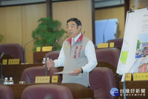 ▲市議員李家興質詢，為老舊的楊梅警察分局遷建提意見，可以利用區公所留下的楊梅農會大樓內廳舍暫時辦公。（圖／桃園市議會提供）