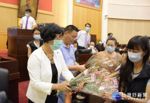 彰化縣長王惠美今日在議會發送康乃馨與與會人員。