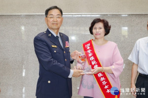南投縣警局長陳木樹表揚模範母親。（警局提供）