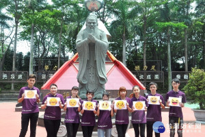 建國科大親善服務團在學校重要文教意象地標孔子雕像前微笑合影。