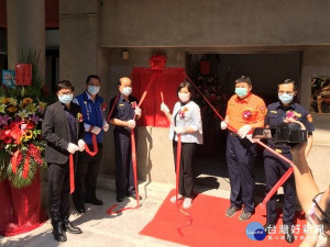 「雲林縣智慧交通中心」由縣長張麗善、警察局長顏旺盛及交通警察隊隊長曾智揚等共同揭牌，除提供民眾即時交通資訊，亦加強治安的守護，讓為非作歹的嫌犯無所遁形。