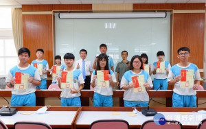 北港高中TOEIC成績大有斬獲，許多來自偏鄉的學生獲得高分，文教基金董事王文煇特頒發獎學金，嘉勉成績優異的同學，期許善用國際溝通工具，開拓自己宏觀的視野。