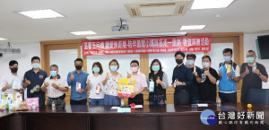 南投一群青年店家捐物資予小媽咪們。（市公所提供）