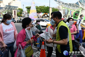 母親節到來，彰化市長林世賢(右一)在火車站前送康乃馨，祝福偉大的母親們，母親節快樂。
