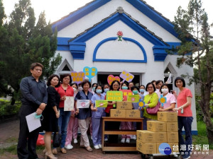 為了慰勞辛苦的醫療人員，由埔里果寶歡酵觀光工廠發起，結合在地企業、觀光廠協會等一起做公益，捐贈1650瓶奇亞籽給第一線防護人員加油打氣，並由南投縣護理師護士公會代表接受。