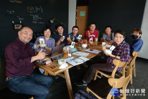 洪慶宜院長(左一)與在地小農討論農好菜籃族事宜。