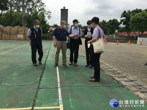 立委中央縣府共同會勘光華國小待修的活動區。（記者扶小萍攝）