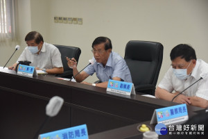 南投縣長林明溱責成教育處查明真正困苦需要幫助的學生列冊。（縣府提供）