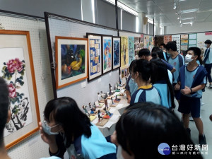 水里國中學生到水里商工參觀畫展情形