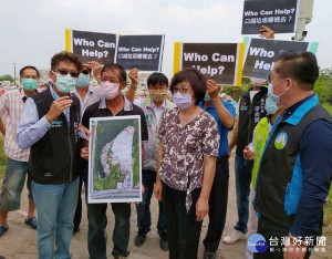 口湖鄉垃圾堆置轉運場累積超過兩千噸垃圾，立委蘇治芬邀集環保署環境督察總隊長李健育、縣議員蔡岳儒等會勘，共同呼籲縣府共商垃圾解決方案。