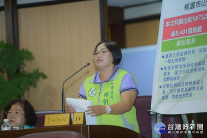 ▲市議員林俐玲質詢，希望捷桃A7連外道路和八卦磚窯廠並存。（圖／桃園市議會提供）