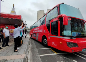 彰縣長青幸福卡，搭乘中鹿客運16路、9018路往返台中正式上路。圖／記者鄧富珍攝