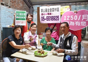 華山基金會邀請長期出錢出力、支持在地老人服務的北港朝天宮蔡董事長及雲林縣議員黃美蘭賢伉儷，以及東陽里長吳春美，下廚煮麵線、滷豬腳，陪伴獨居阿嬤增福添壽。