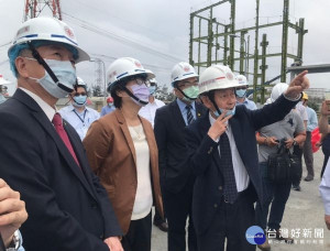 立委蘇治芬邀集經濟部長沈榮津視察六輕海水淡化廠及跨越隔離水道橋梁，沈部長對蘇委員多年來的努力給予高度的肯定，整體工程預計兩年內皆可完工。