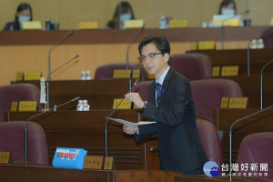 ▲市議員牛煦庭質詢市府財稅收支帳。（圖／桃園市議會提供）