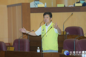 ▲市議員邱佳亮質詢認為，公立幼兒園少造成上班族家庭困擾，也連帶影響市議員受質問。（圖／桃園市議會提供）

