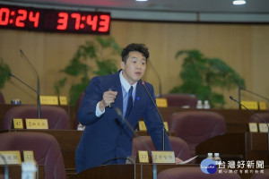 ▲市議員簡智翔質詢認為，比較各縣市搜救犬待遇，桃園很差。（圖／桃園市議會提供）