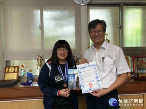

大甲高中高三學生林品慈擔任童軍團社長，領導童軍團參加各活動，處事態度成熟穩重，獲得諸多殊榮，昨日校長蕭建華再轉頒109年度台中市中等學校優秀青年，堪為同學們典範，師生們一致認為得獎實至名歸。（記者陳榮昌攝）
