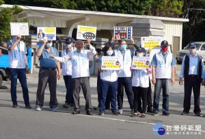 台塑六輕麥寮管理部副總經理陳文仰配合鄉公所，強化宣導員工及廠包商垃圾分類不落地觀念，亦共同呼籲愛護環境衛生。（記者陳昭宗拍攝）