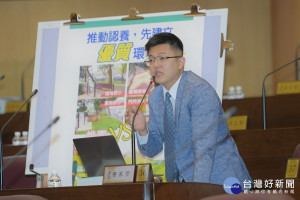 ▲市議員黃家齊質詢，指桃園市的寵物公園做得不好，期待借鏡其他縣市改善。（圖／桃園市議會提供）