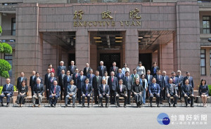 行政院長蘇貞昌在行政院會率內閣總辭，並拍攝「畢業照」。