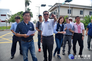 縣長林明溱草屯鎮長簡景賢等多處會勘決速改善道路等設施。（縣府提供）