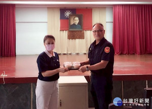 為感謝警察在防疫期間，總是站在第一線協助與守護，佛教慈濟基金會北港辦事處特別製作素食便當分送給北港警分局員警享用。