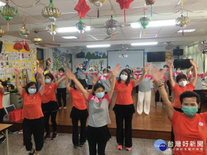 南投市芳美社區長輩活潑開朗。（記者扶小萍攝）