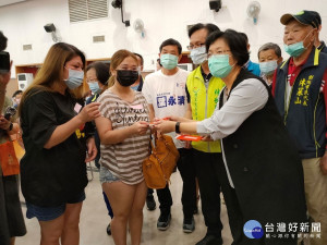 縣長王惠美、彰化市長林世賢發放民眾紓困金。圖／記者鄧富珍攝