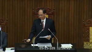 立法院長游錫堃敲下議事槌，宣布三讀通過《公共衛生師法》。（圖／立法院VOD議事直播）