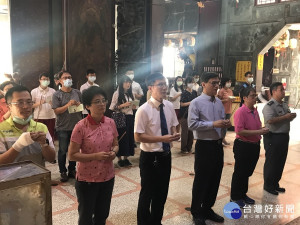 因應新冠肺炎疫情衝擊，學校配合廟方防疫措施，僅由校長劉春福率各班導師、班長為代表，與家長會許晉福會長及行政同仁，前往祈求神明保佑。