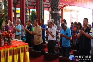 侯賢遜總幹事帶領執事人員團拜祝壽。