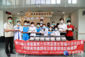 台南官田國中完成1200顆水餃致贈麻豆新樓醫護防疫辛勞。