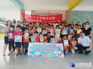 台南市文山國小獲得福汎企業公司捐贈圖書充實圖書室藏書，提升校園閱讀風氣。