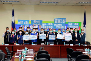 對於武肺紓困議題，國民黨中央黨部與全台22縣市議會黨團18日共同召開「紓困麥擱亂、振興發現金」記者會，要求排富普發現金，可兼顧紓困與振興需求。（圖／國民黨）