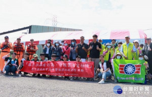 雲林家扶中心於麥寮許厝寮漁港辦理淨灘活動，麥寮公所、海巡署、團委會及月光下友善農場等在地社團熱情響應，共同打造乾淨的美麗海岸。