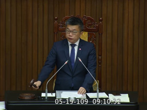 立法院今（19）日三讀通過國民年金法第12條及第40條修正草案，新增被保險人如具有中低收入戶資格，由政府逕予補助70%保險費，並放寬遺屬年金請領者每月工作收入限制，提高為基本工資（目前為2萬3,800元）。（圖／立法院IVOD）