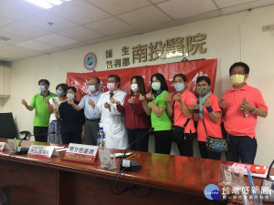 多家生技公司與仲介公司捐物資感謝南投醫院。（記者扶小萍攝）