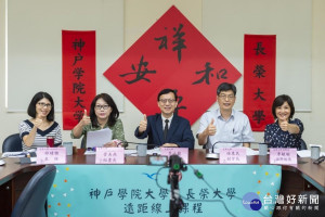 李泳龍校長等出席始業式。