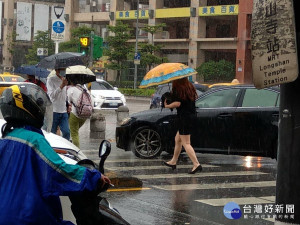 行人過馬路（圖／萬華分局提供）