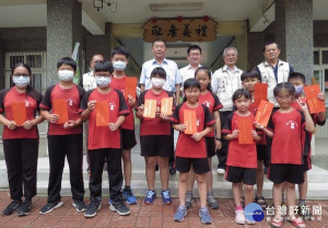 馬鳴山鎮安宮頒發五年千歲獎助學金，由主委章金樹帶隊前往褒忠與東勢鄉各國中小學，將此份心意頒發給受獎學生，頒發金額超過百萬元。