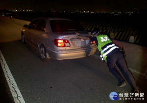 金湖所員警見快速道路上車輛來往頻繁，為避免車道阻塞或發生交通事故，主動協助婦人將故障車輛推行至避車道，為民服務的精神深獲民眾肯定讚許。