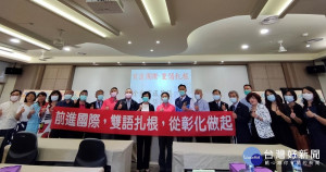 彰化高中校友捐贈千本《全民商旅英語》500字走天下，嘉惠彰化學子。圖／記者鄧富珍攝