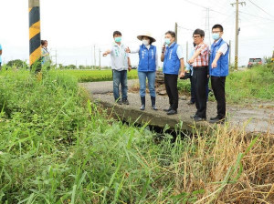 縣長張麗善率地政處長黃凱達等人，會勘北港鎮新生及後溝子農地重劃區農水路，將投入1,125萬元經費改善農路及排水，讓農民出入平安，農產運輸更便捷。